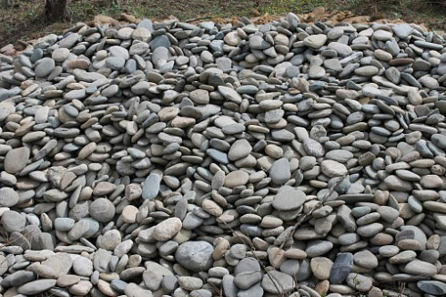 Kamenclub.ru: Галька речная плоская (ассорти) фр. 100-200-300 мм. купить  в Старом Осколе галька плоская разноцветная серый белый темно-серый синий речная галька ландшафтная 8000 руб/т   фото КАМЕНЬ КЛУБ