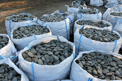 Kamenclub.ru: Галька речная плоская (ассорти) фр. 100-200-300 мм. купить  в Старом Осколе галька плоская разноцветная серый белый темно-серый синий речная галька ландшафтная 8000 руб/т   фото КАМЕНЬ КЛУБ