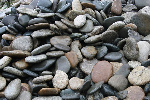 Kamenclub.ru: Галька речная плоская (ассорти) фр. 100-200-300 мм. купить  в Старом Осколе галька плоская разноцветная серый белый темно-серый синий речная галька ландшафтная 8000 руб/т   фото КАМЕНЬ КЛУБ