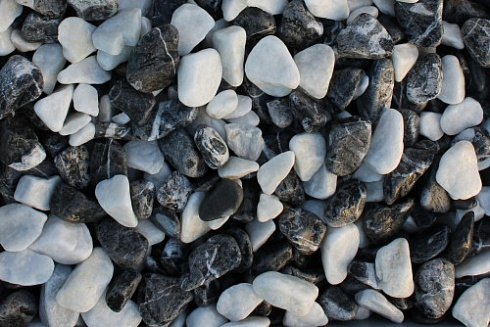 Kamenclub.ru: Мраморная крошка (щебень галтованный микс:белый-черный) фр.40-70 мм.  купить в Старом Осколе мрамор белый, черный айвори серый галтовка природного камня 15500 руб/т   фото КАМЕНЬ КЛУБ