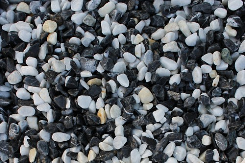 Kamenclub.ru: Мраморная крошка (щебень галтованный микс:белый-черный) фр.40-70 мм.  купить в Старом Осколе мрамор белый, черный айвори серый галтовка природного камня 15500 руб/т   фото КАМЕНЬ КЛУБ