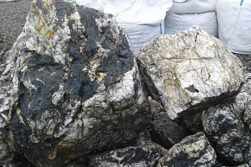 Kamenclub.ru: Черный гранит - кварцит фр. 100-500 мм.  купить в Старом Осколе мрамор гранит черный с белыми прожилками, серый, белый валун скальный колотый 7000 руб/т   фото КАМЕНЬ КЛУБ