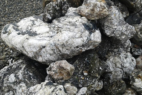 Kamenclub.ru: Черный гранит - кварцит фр. 100-500 мм.  купить в Старом Осколе мрамор гранит черный с белыми прожилками, серый, белый валун скальный колотый 7000 руб/т   фото КАМЕНЬ КЛУБ