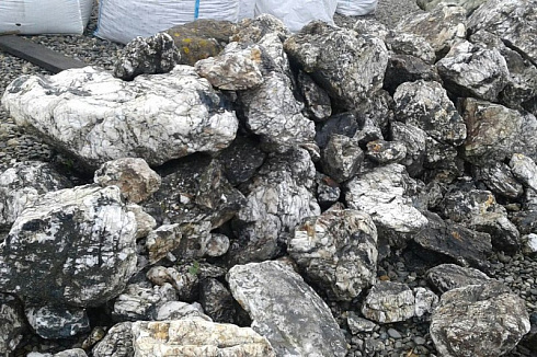 Kamenclub.ru: Черный гранит - кварцит фр. 100-500 мм.  купить в Старом Осколе мрамор гранит черный с белыми прожилками, серый, белый валун скальный колотый 7000 руб/т   фото КАМЕНЬ КЛУБ