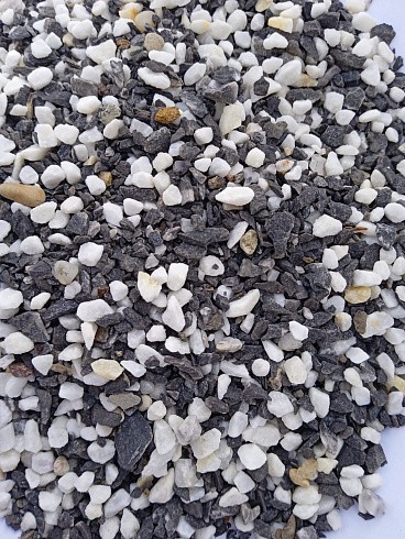 Kamenclub.ru: Мраморная крошка (щебень галтованный микс:белый-черный-розовый-медовый) фр.5-10 мм.  купить в Старом Осколе мрамор белый, медовый, черный, розовый мраморный галтованный щебень декоративный ландшафтный 15500 руб/т   фото КАМЕНЬ КЛУБ