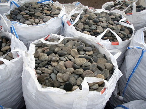 Kamenclub.ru: Галька речная плоская (ассорти) фр. 100-200-300 мм. купить  в Старом Осколе галька плоская разноцветная серый белый темно-серый синий речная галька ландшафтная 8000 руб/т   фото КАМЕНЬ КЛУБ