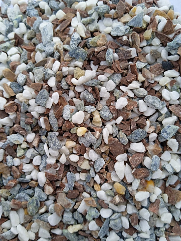 Kamenclub.ru: Мраморная крошка (щебень галтованный микс:белый-черный-розовый-медовый) фр.5-10 мм.  купить в Старом Осколе мрамор белый, медовый, черный, розовый мраморный галтованный щебень декоративный ландшафтный 15500 руб/т   фото КАМЕНЬ КЛУБ