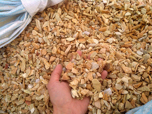 Kamenclub.ru: Щебень крошка желтый (ЗЛАТОЛИТ) фр. 20-40 мм.  купить в Старом Осколе златолит бежевый, золотистый, желтый декоративная каменная крошка 10800 руб/т   фото КАМЕНЬ КЛУБ