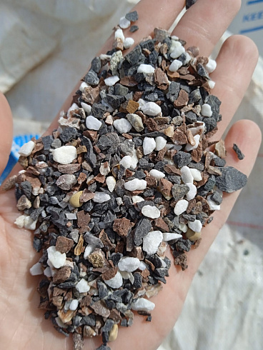 Kamenclub.ru: Мраморная крошка (щебень галтованный микс:белый-черный-розовый-медовый) фр.5-10 мм.  купить в Старом Осколе мрамор белый, медовый, черный, розовый мраморный галтованный щебень декоративный ландшафтный 15500 руб/т   фото КАМЕНЬ КЛУБ