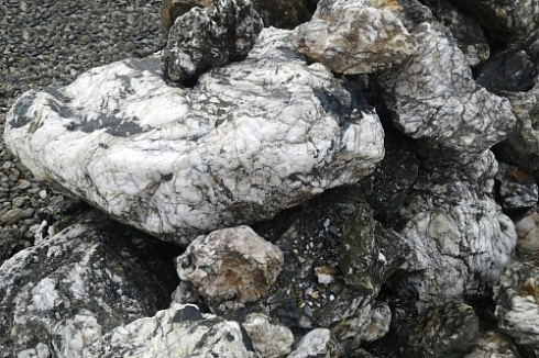 Kamenclub.ru: Черный гранит - кварцит фр. 100-500 мм.  купить в Старом Осколе мрамор гранит черный с белыми прожилками, серый, белый валун скальный колотый 7000 руб/т   фото КАМЕНЬ КЛУБ