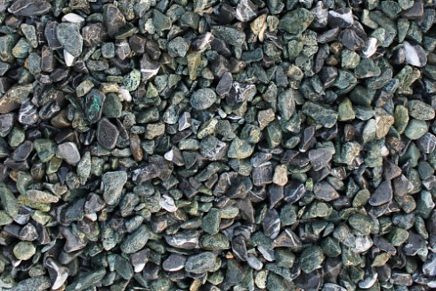 Kamenclub.ru: Мраморная крошка (щебень галтованный микс:зеленый-черный) фр.10-20 мм.  купить в Старом Осколе мрамор зеленый, черный декоративные ландшафтные окатанные округлые камни щебня 14500 руб/т   фото КАМЕНЬ КЛУБ