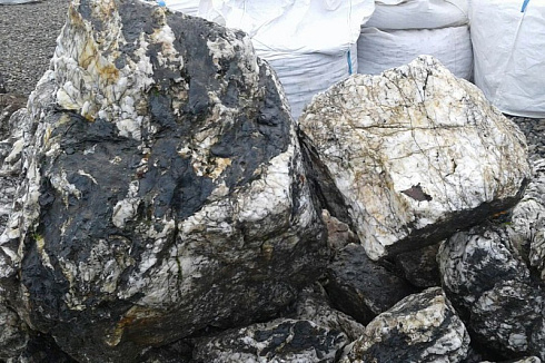 Kamenclub.ru: Черный гранит - кварцит фр. 100-500 мм.  купить в Старом Осколе мрамор гранит черный с белыми прожилками, серый, белый валун скальный колотый 7000 руб/т   фото КАМЕНЬ КЛУБ