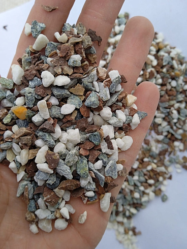 Kamenclub.ru: Мраморная крошка (щебень галтованный микс:белый-черный-розовый-медовый) фр.5-10 мм.  купить в Старом Осколе мрамор белый, медовый, черный, розовый мраморный галтованный щебень декоративный ландшафтный 15500 руб/т   фото КАМЕНЬ КЛУБ