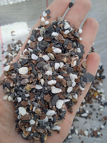 Kamenclub.ru: Мраморная крошка (щебень галтованный микс:белый-черный-розовый-медовый) фр.5-10 мм.  купить в Старом Осколе мрамор белый, медовый, черный, розовый мраморный галтованный щебень декоративный ландшафтный 15500 руб/т   фото КАМЕНЬ КЛУБ