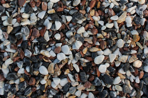 Kamenclub.ru: Мраморная крошка (щебень галтованный микс:белый-черный-розовый-медовый) фр.5-10 мм.  купить в Старом Осколе мрамор белый, медовый, черный, розовый мраморный галтованный щебень декоративный ландшафтный 15500 руб/т   фото КАМЕНЬ КЛУБ