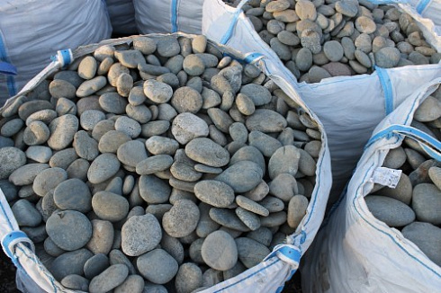 Kamenclub.ru: Галька речная плоская (ассорти) фр. 100-200-300 мм. купить  в Старом Осколе галька плоская разноцветная серый белый темно-серый синий речная галька ландшафтная 8000 руб/т   фото КАМЕНЬ КЛУБ