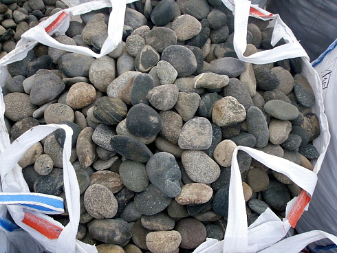 Kamenclub.ru: Галька речная плоская (ассорти) фр. 100-200-300 мм. купить  в Старом Осколе галька плоская разноцветная серый белый темно-серый синий речная галька ландшафтная 8000 руб/т   фото КАМЕНЬ КЛУБ