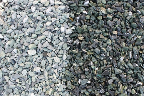 Kamenclub.ru: Мраморная крошка (щебень галтованный микс:зеленый-черный) фр.10-20 мм.  купить в Старом Осколе мрамор зеленый, черный декоративные ландшафтные окатанные округлые камни щебня 14500 руб/т   фото КАМЕНЬ КЛУБ