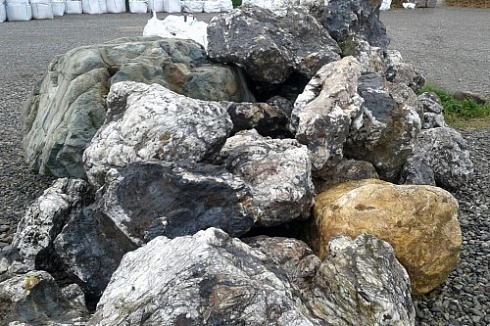 Kamenclub.ru: Черный гранит - кварцит фр. 100-500 мм.  купить в Старом Осколе мрамор гранит черный с белыми прожилками, серый, белый валун скальный колотый 7000 руб/т   фото КАМЕНЬ КЛУБ