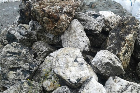 Kamenclub.ru: Черный гранит - кварцит фр. 100-500 мм.  купить в Старом Осколе мрамор гранит черный с белыми прожилками, серый, белый валун скальный колотый 7000 руб/т   фото КАМЕНЬ КЛУБ