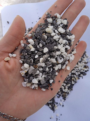 Kamenclub.ru: Мраморная крошка (щебень галтованный микс:белый-черный-розовый-медовый) фр.5-10 мм.  купить в Старом Осколе мрамор белый, медовый, черный, розовый мраморный галтованный щебень декоративный ландшафтный 15500 руб/т   фото КАМЕНЬ КЛУБ