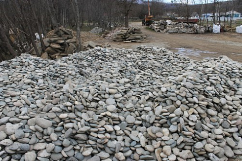 Kamenclub.ru: Галька речная плоская (ассорти) фр. 100-200-300 мм. купить  в Старом Осколе галька плоская разноцветная серый белый темно-серый синий речная галька ландшафтная 8000 руб/т   фото КАМЕНЬ КЛУБ